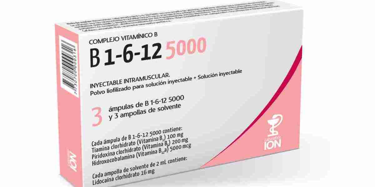 Añadir la mezcla sobre las frutas, combinar bien y poner en el refrigerador por 3 a 4 horas. En un molde, adicionar las 